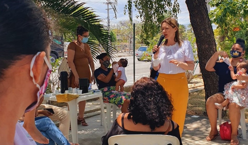 grupo de pessoas numa roda de conversa em um pátio